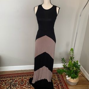 Maxi dress with color blocking